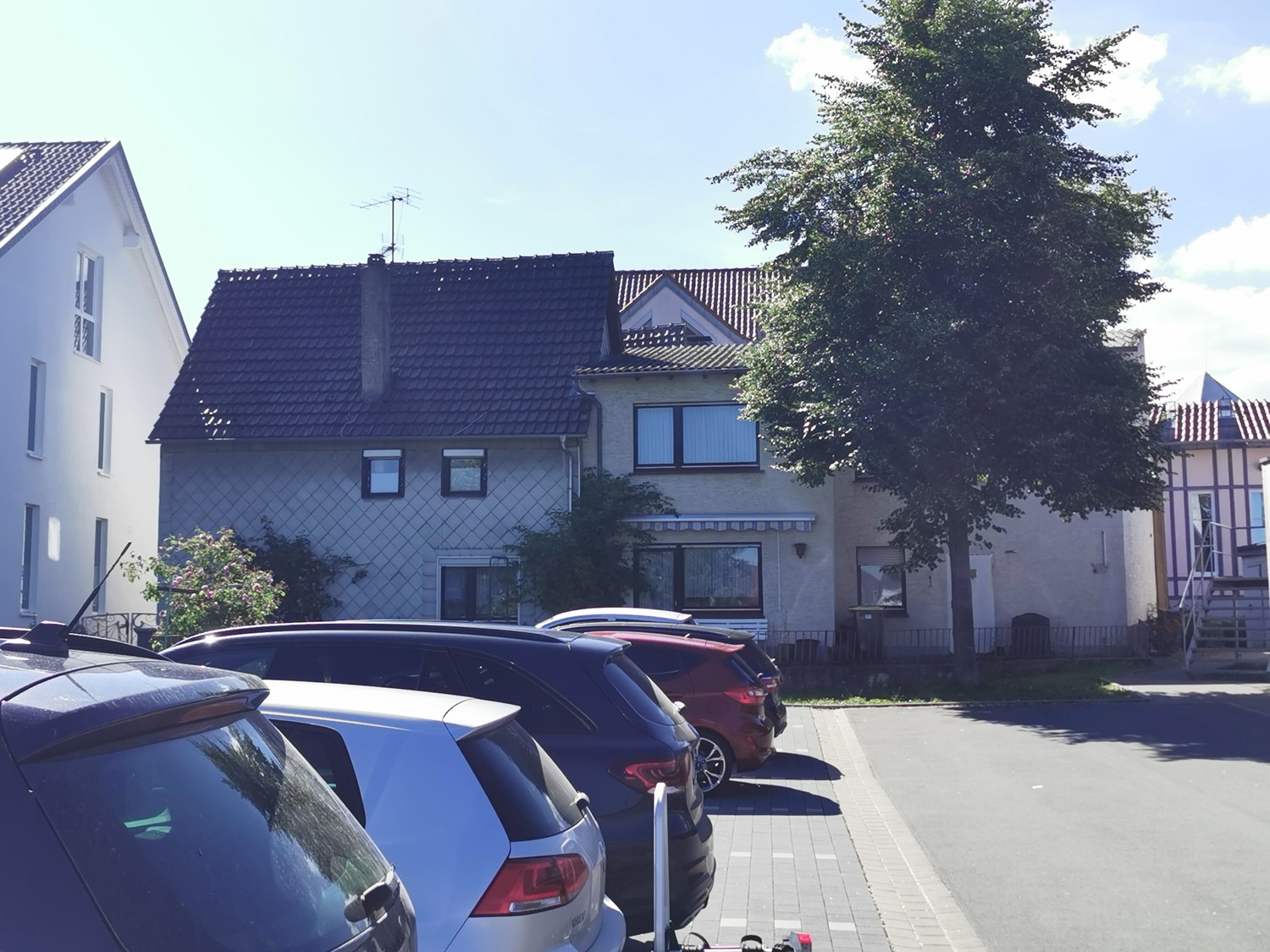 Parkplatz mit Sicht zum Haus