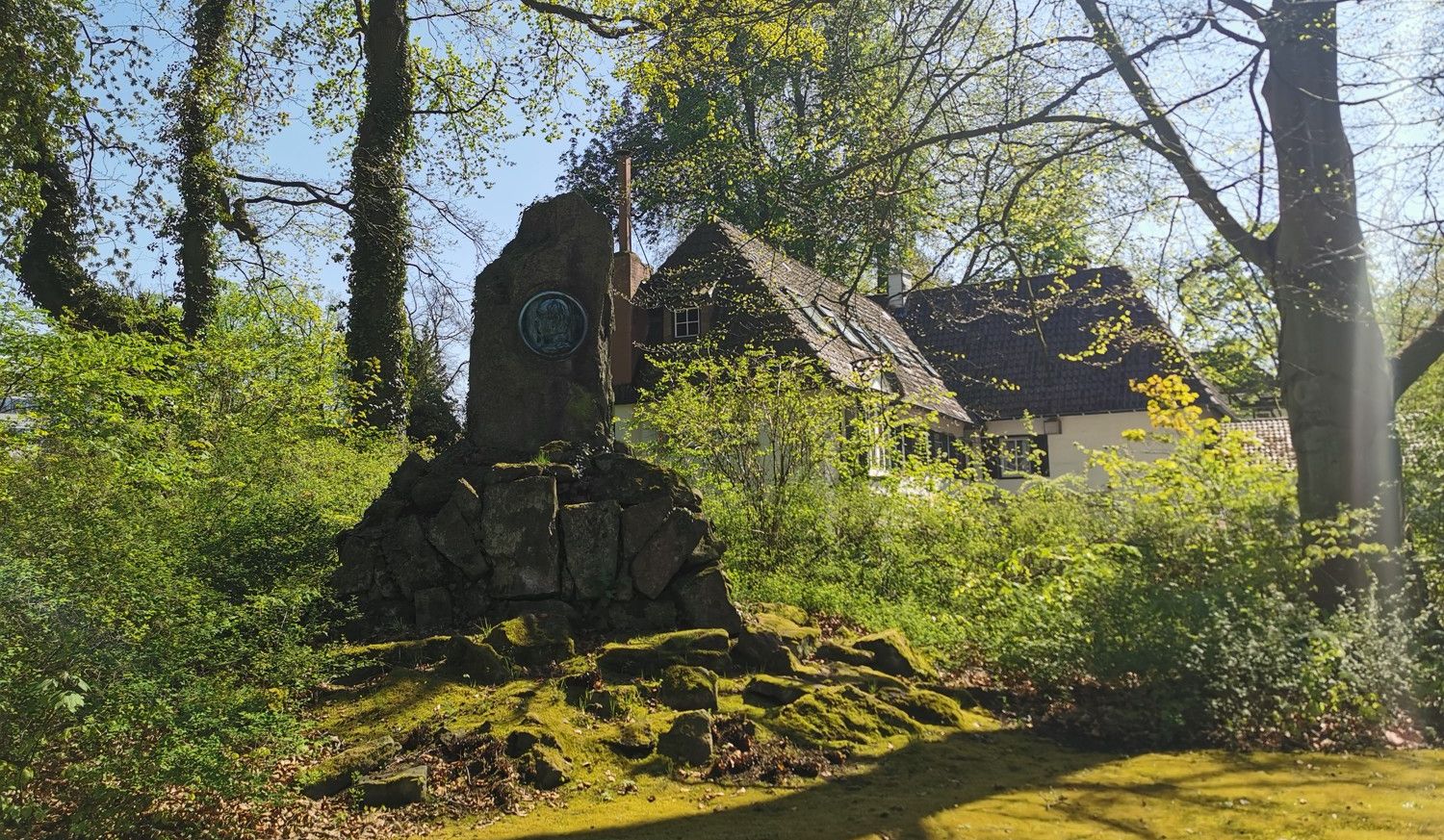Denkmal am Anwesen