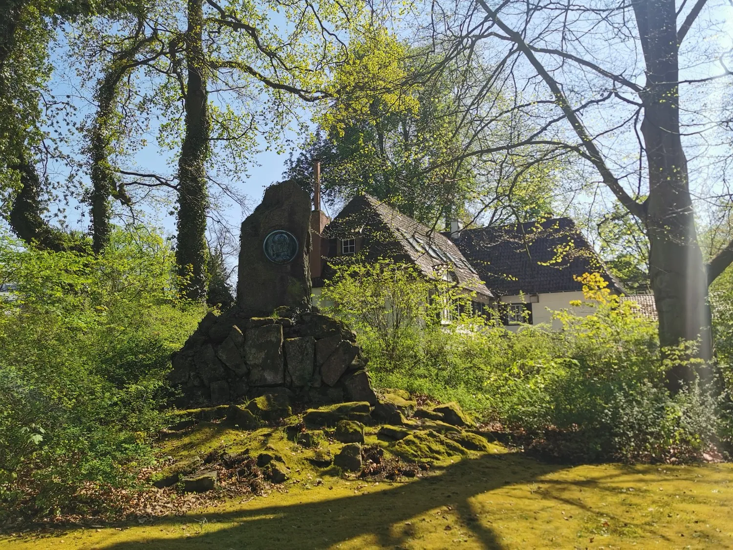 Denkmal am Anwesen