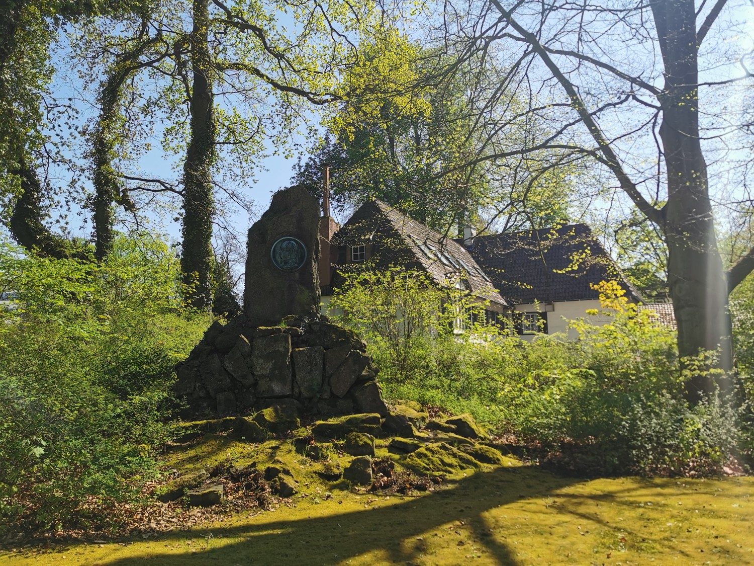 Denkmal am Anwesen