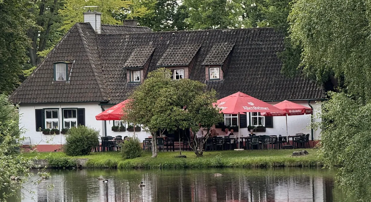 Ansicht mit Teichanlage