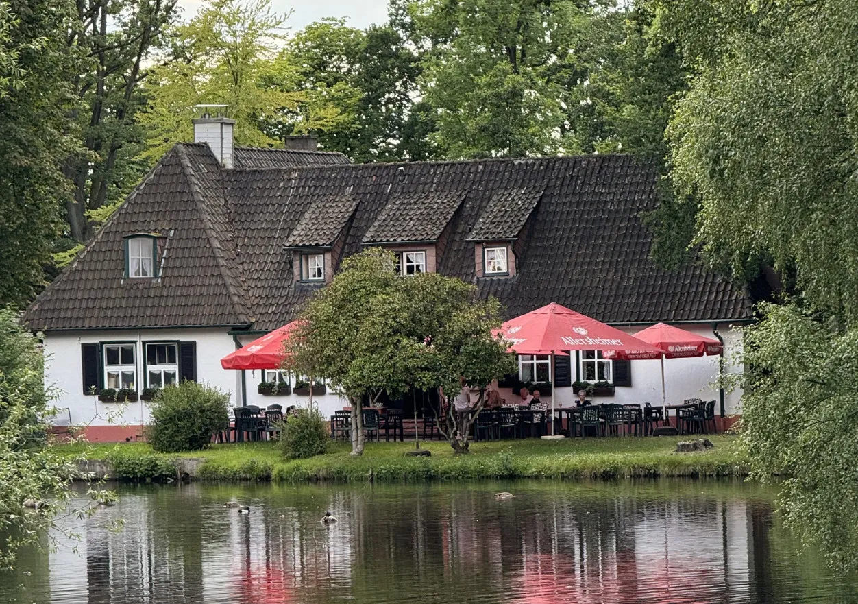 Ansicht mit Teichanlage