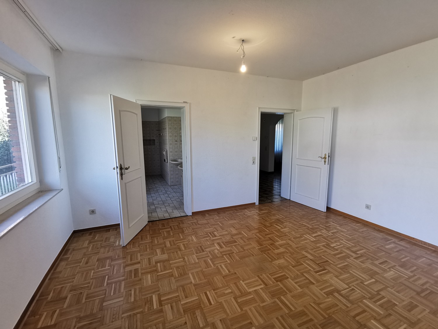 Schlafzimmer mit Zugang zum Bad