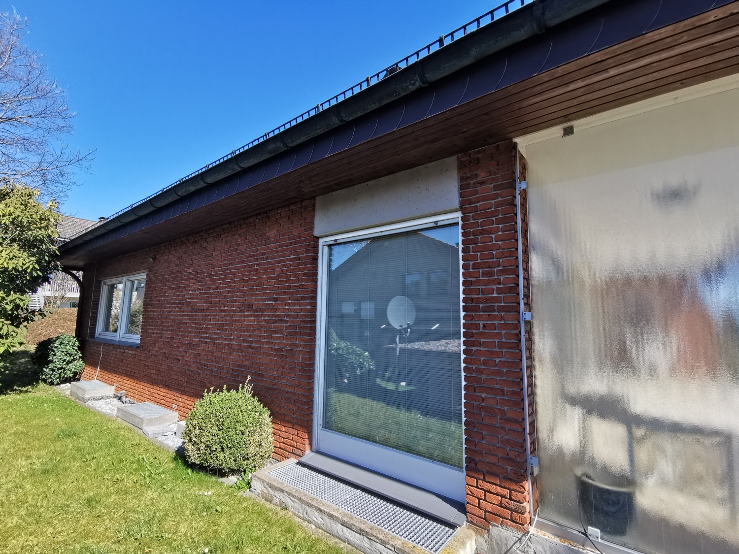 seitlich links vom Haus