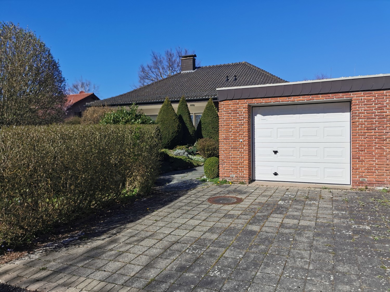 Einfahrt zur Garage