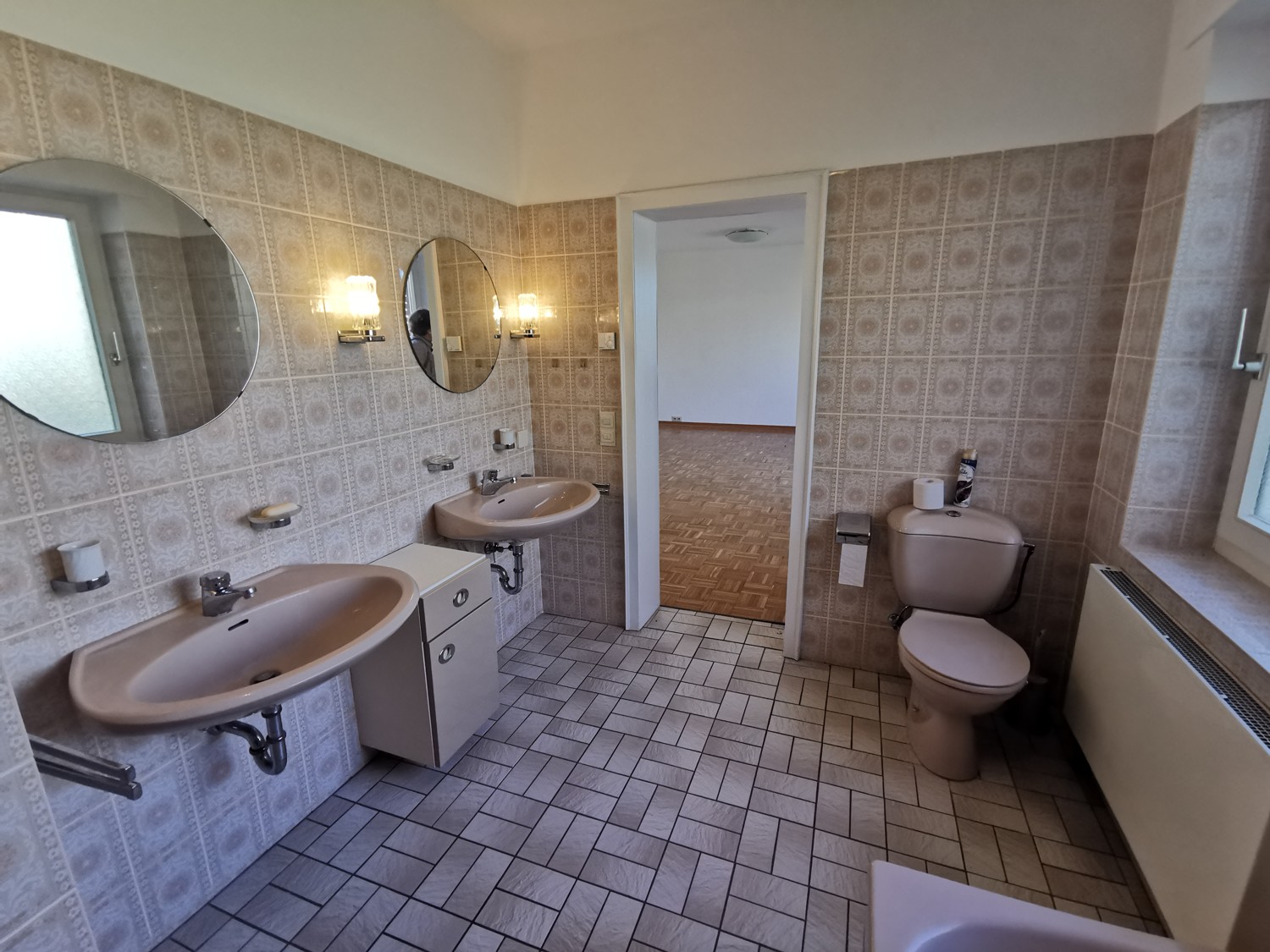 Bad mit Blick zum Schlafzimmer
