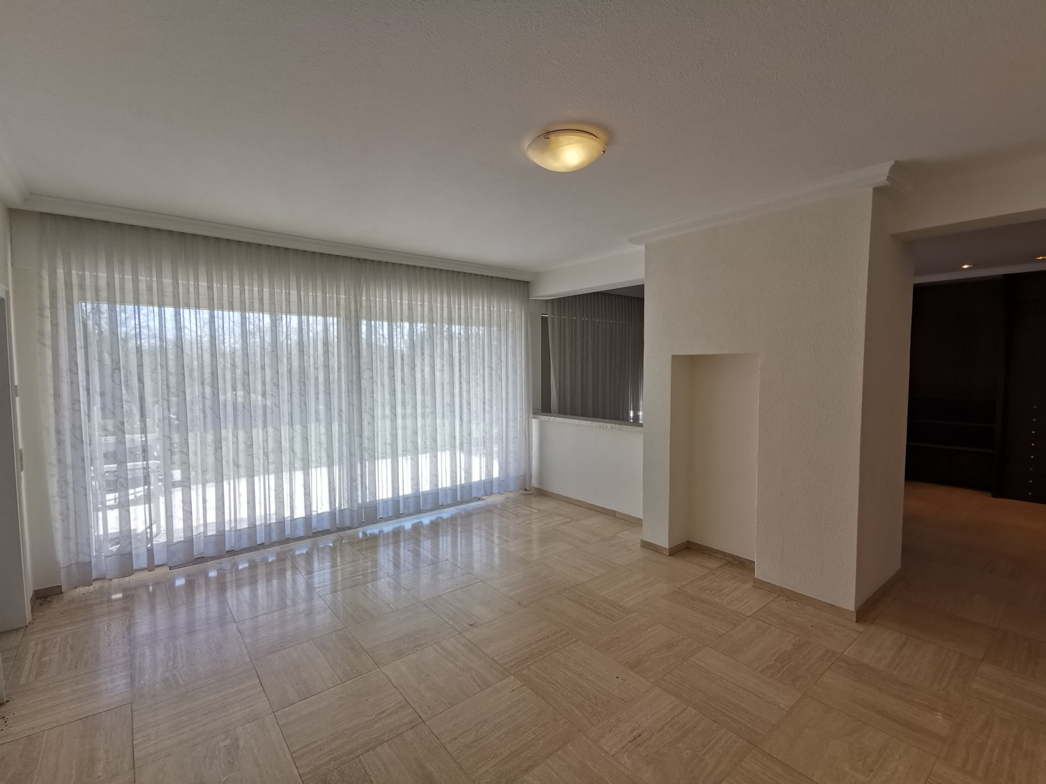 Wohnzimmer mit Ausgang zur Terrasse
