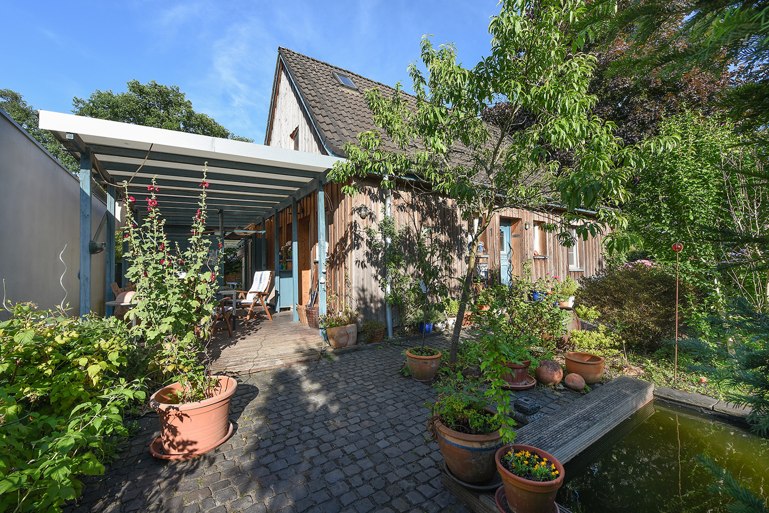 Vorgarten mit Terrasse