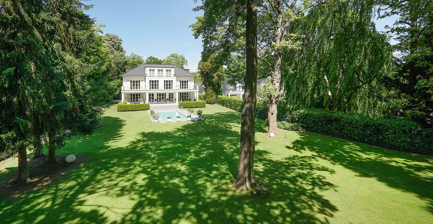 Villa vorderer Grundstücksbereich