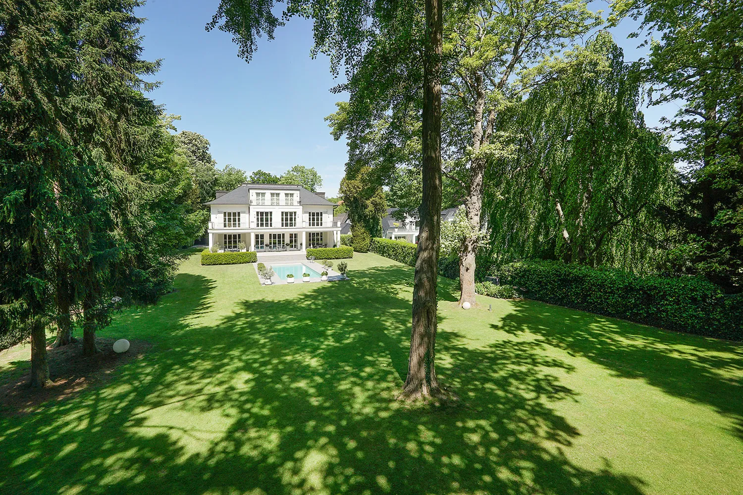 Villa vorderer Grundstücksbereich