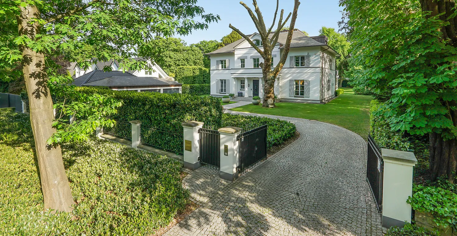 Straßen-Ansicht & Zufahrt