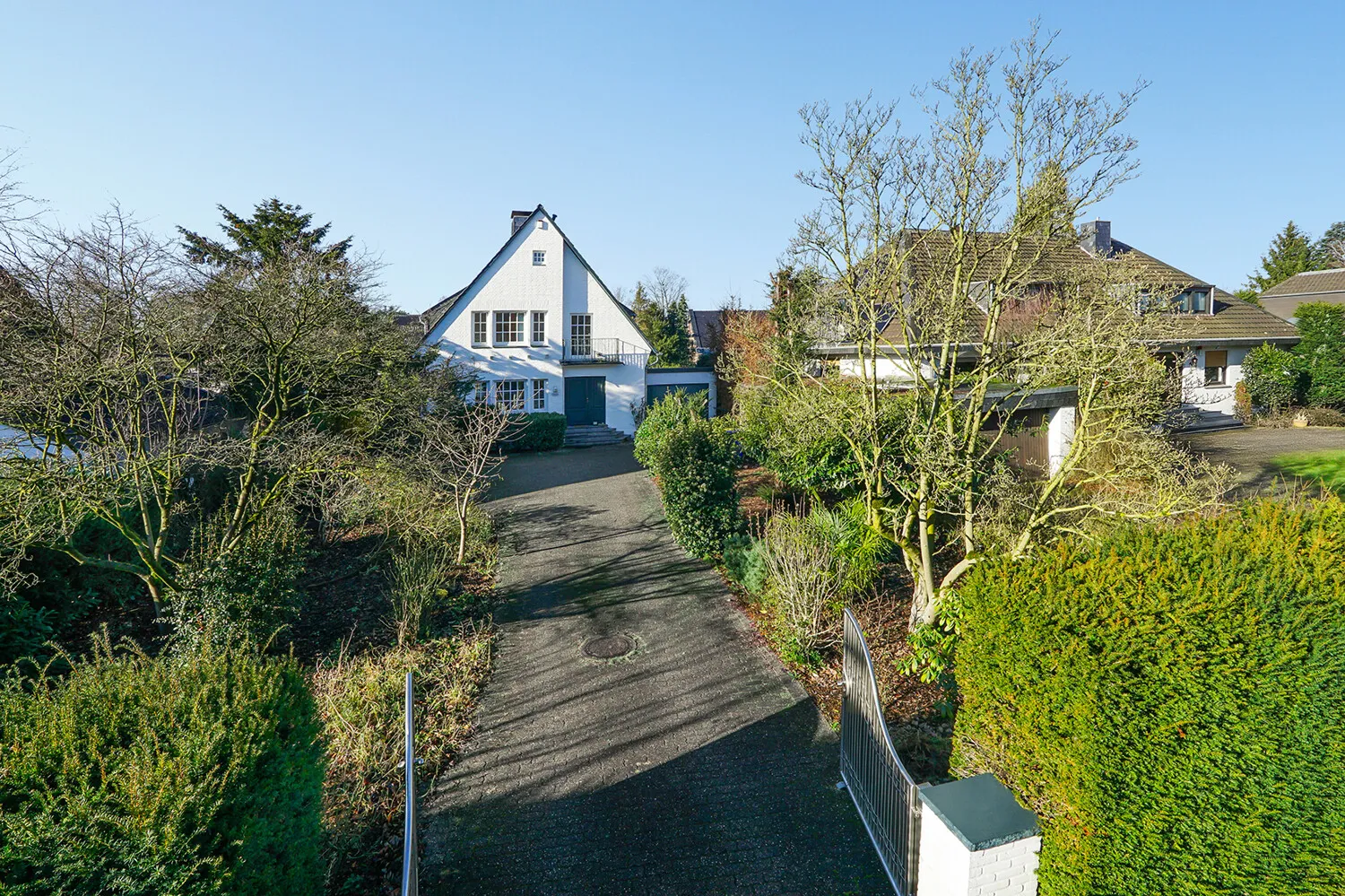 Auffahrt & Straßenansicht