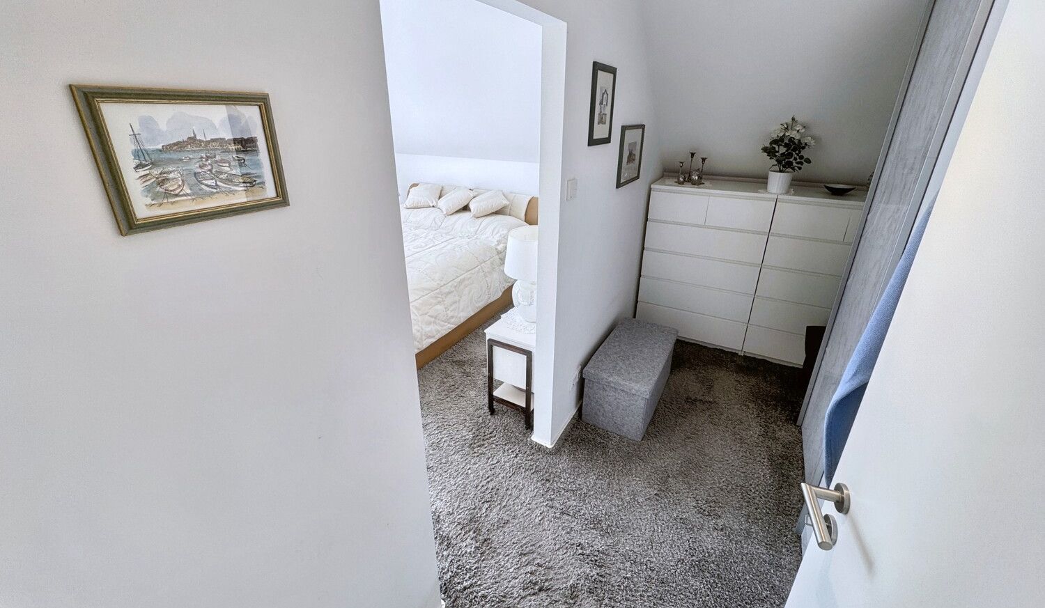 Ankleide und Durchgang zum Schlafzimmer