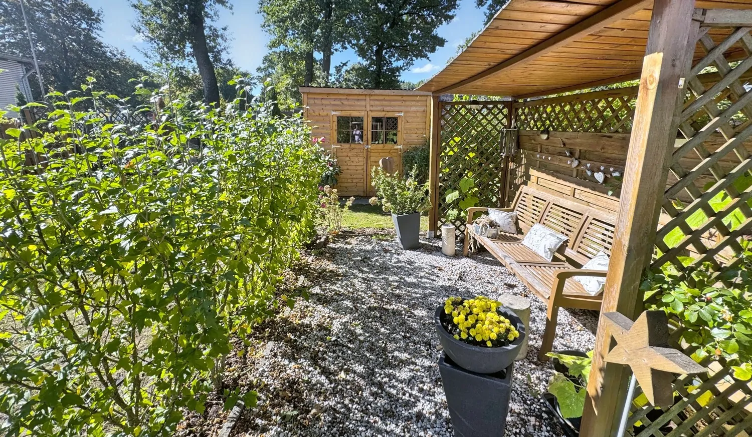 Sitzecke im Garten und Blick auf das Gartenhaus