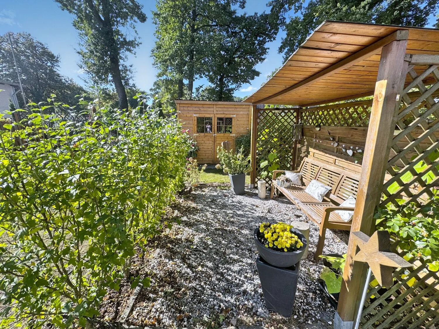 Sitzecke im Garten und Blick auf das Gartenhaus