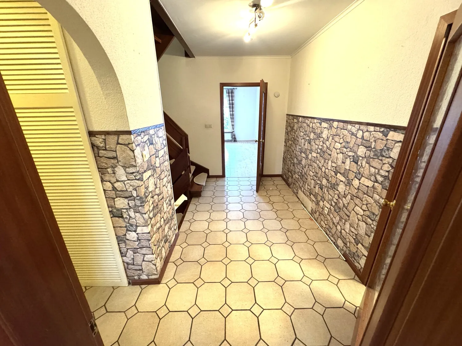 Blick vom Windfang in den Flur