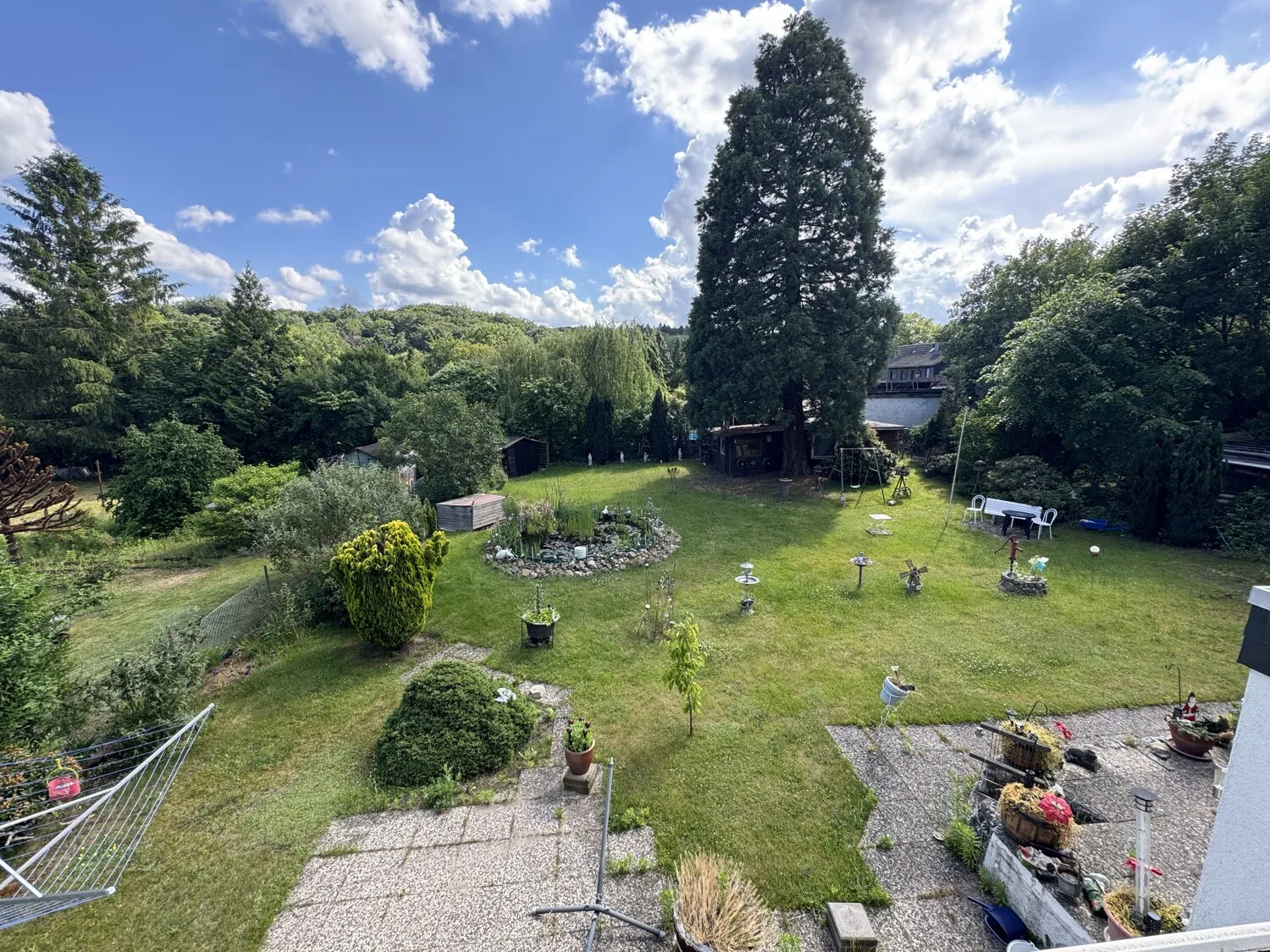 Blick aus dem Obergeschoss in den Garten
