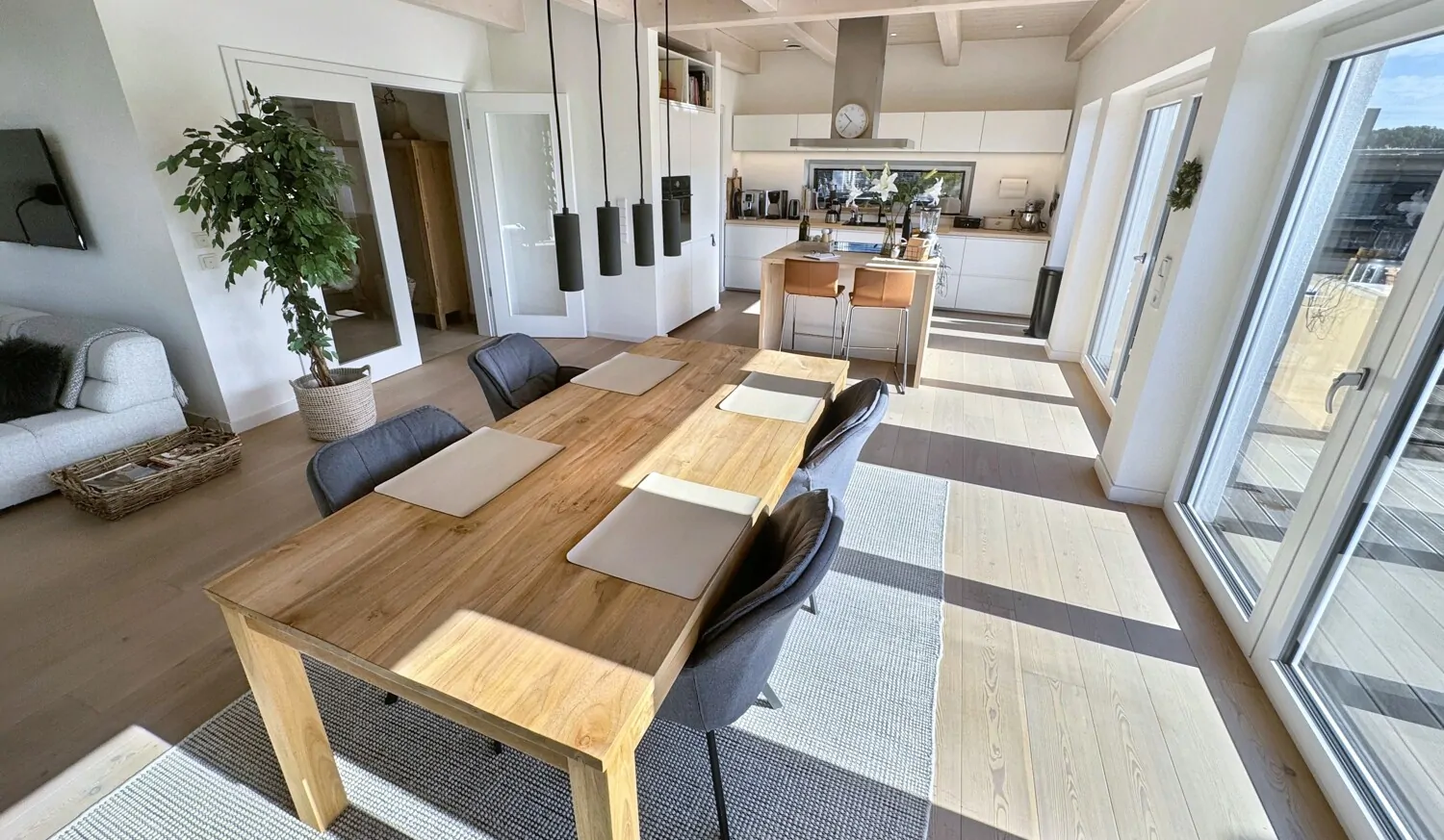 EG Essbereich und Blick auf die Küche