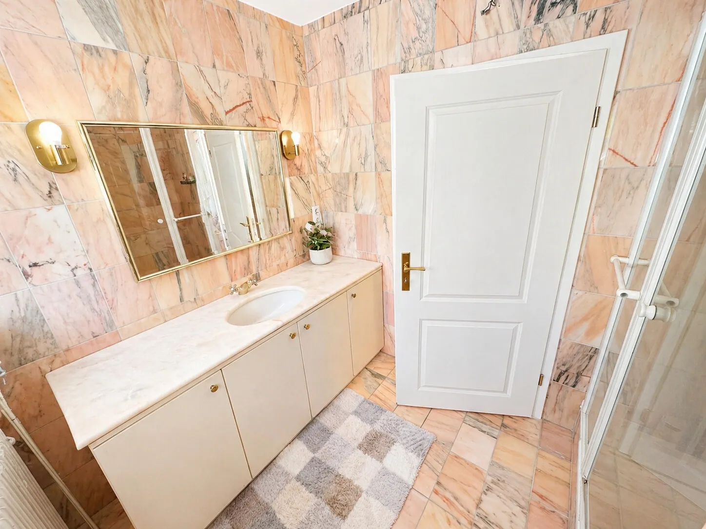Badezimmer mit Dusche