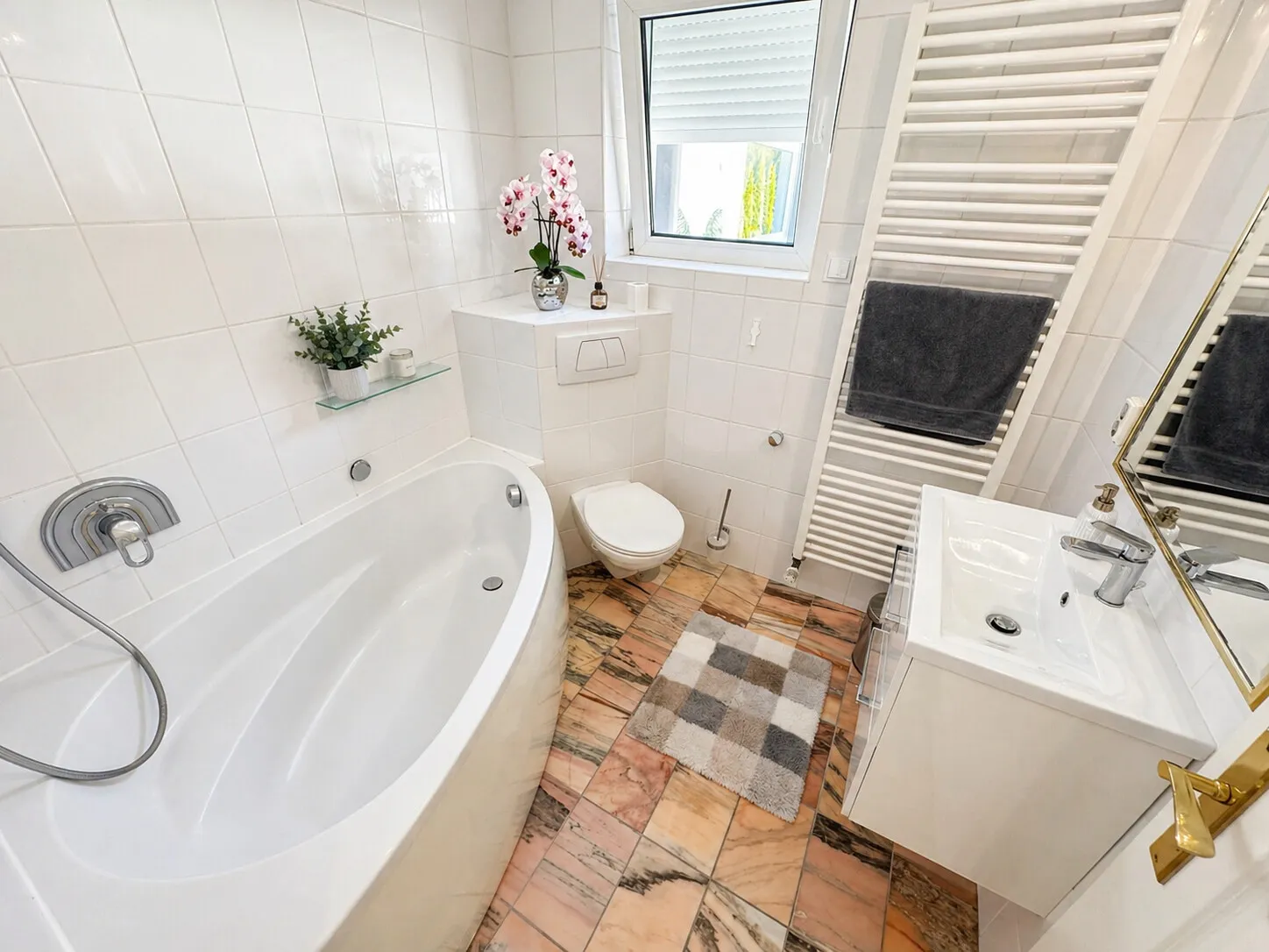 Badezimmer mit Wanne