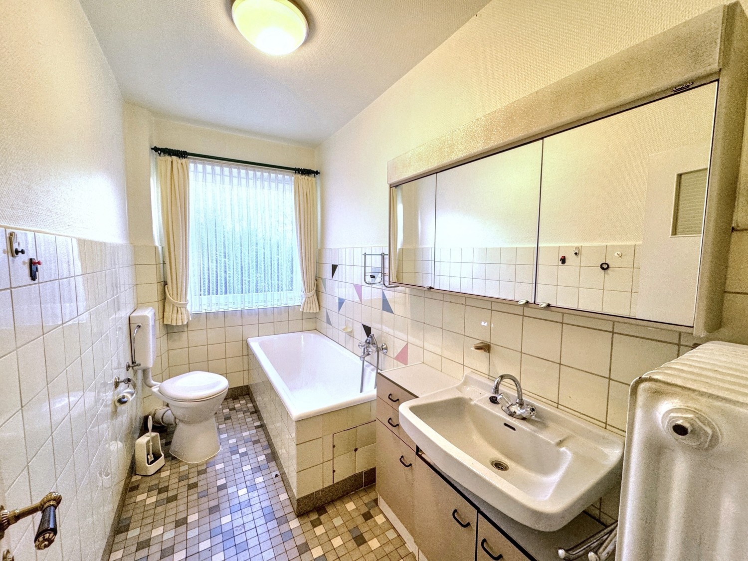 Badezimmer Wohnung rechts