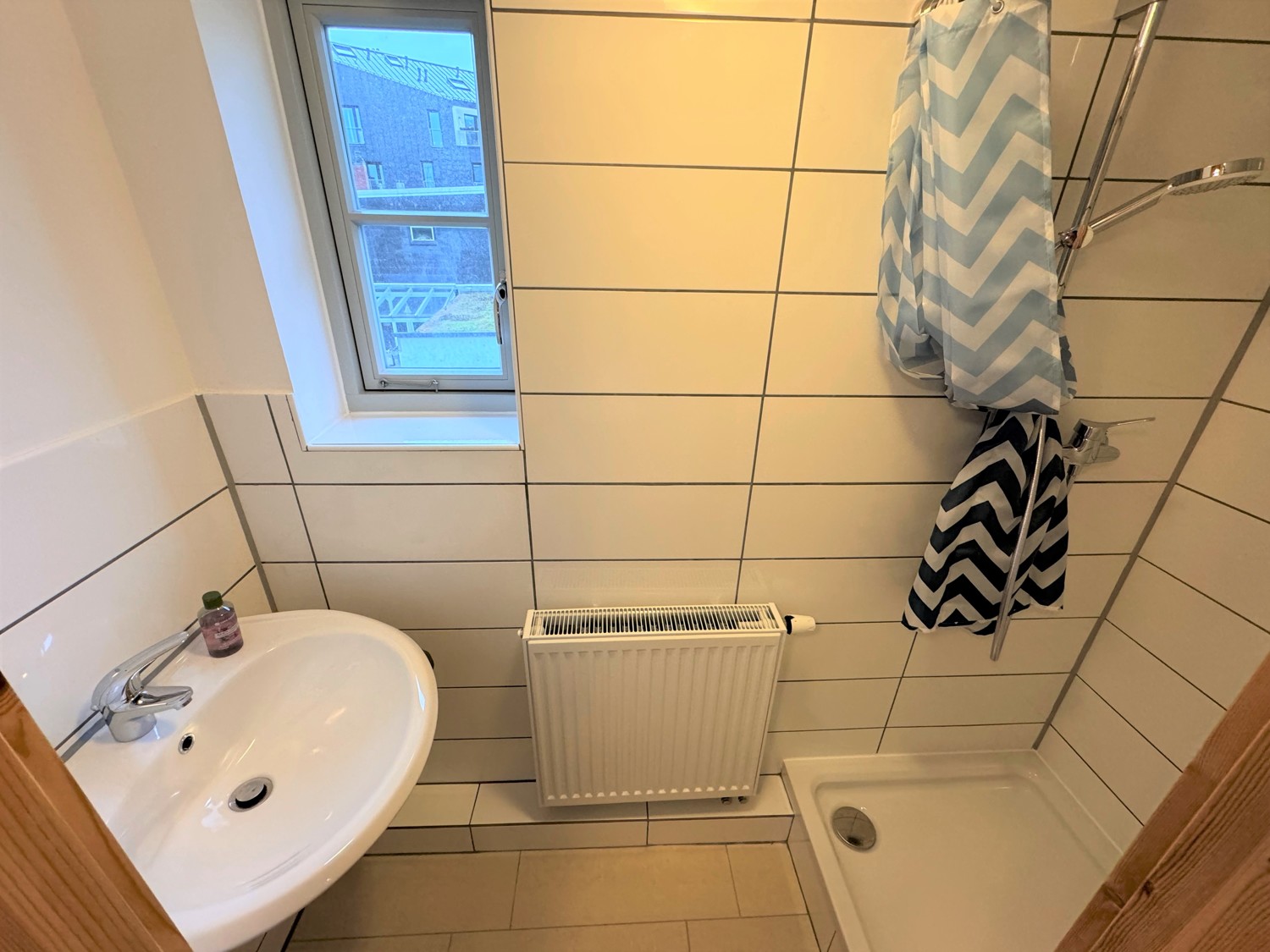 Kleines Bad mit Dusche Wohnung 2