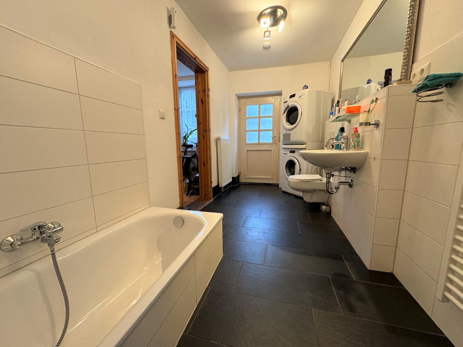 Badezimmer EG Wohnung mit Zugang zum Garten