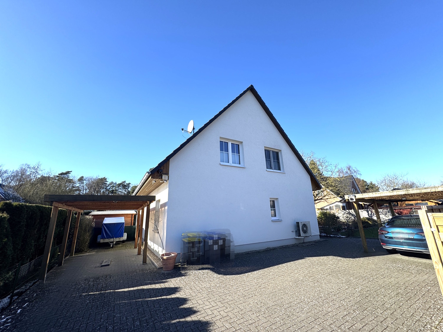 Hausansicht mit Carports