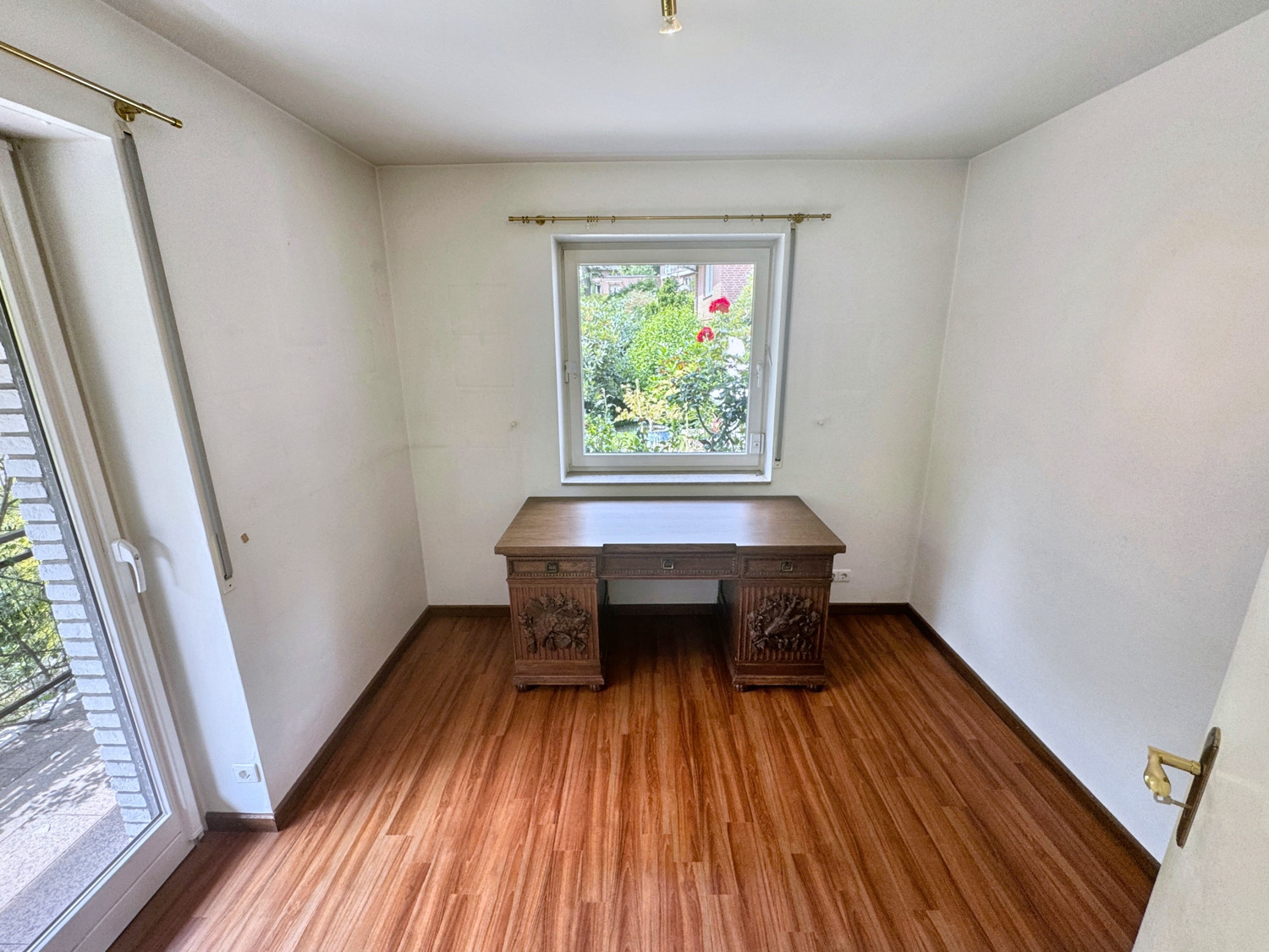 Büro neben der Küche