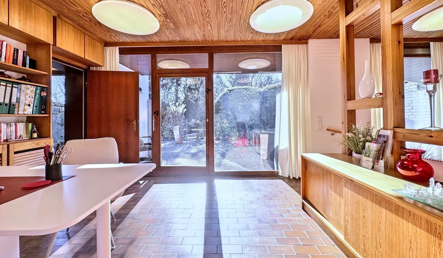 UG Blick vom Büro zur Terrasse