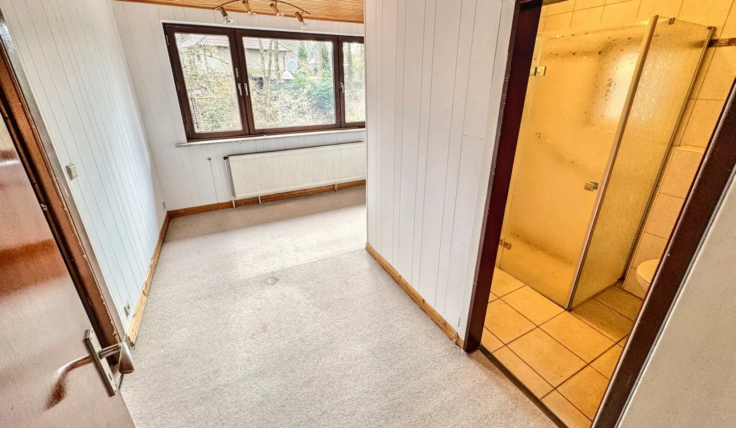 Zimmer hinten mit Bad Ansicht 2