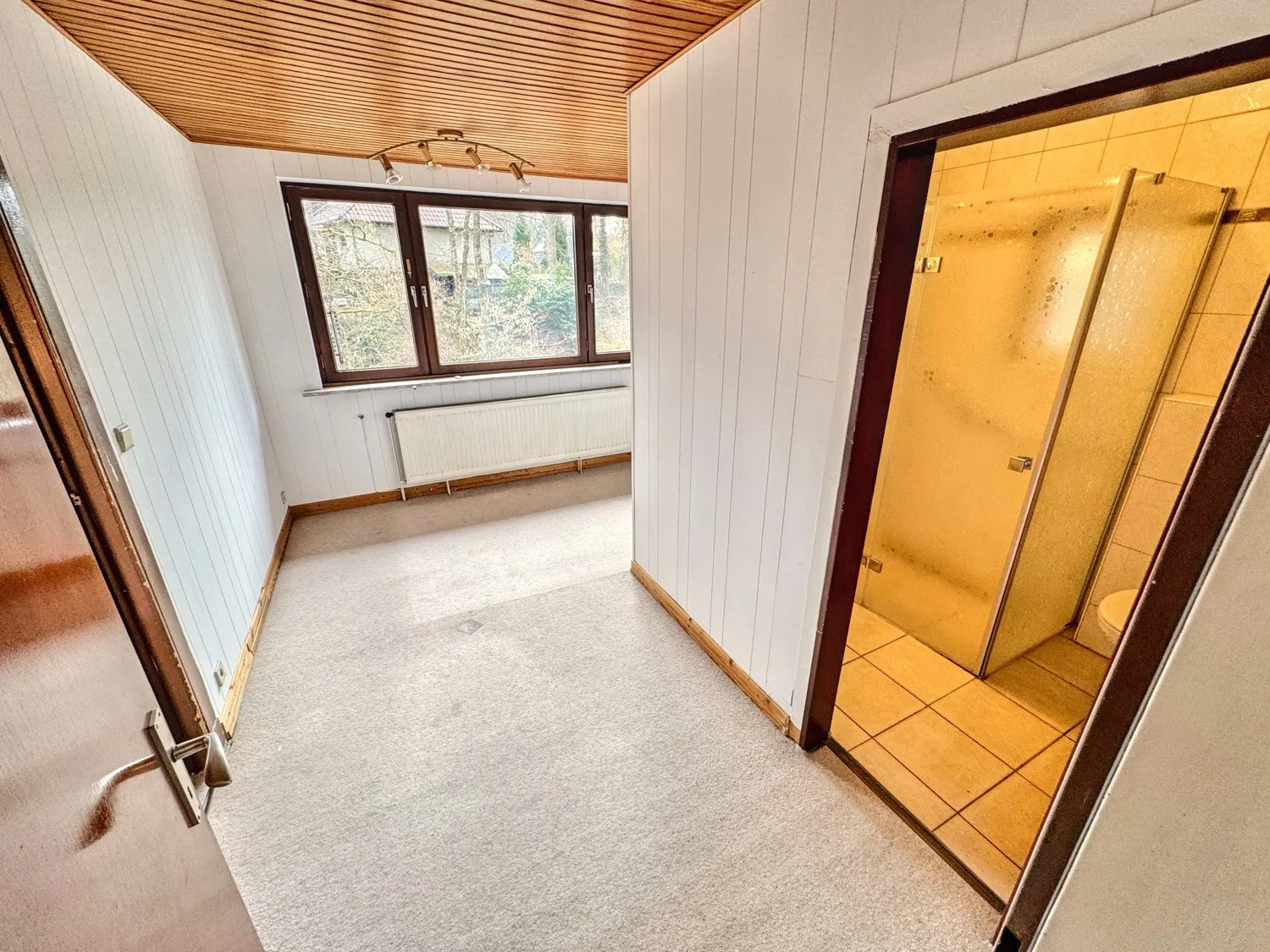 Zimmer hinten mit Bad Ansicht 2