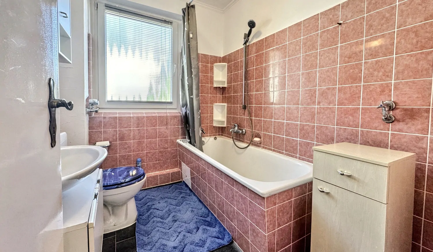 Badezimmer Ansicht 1