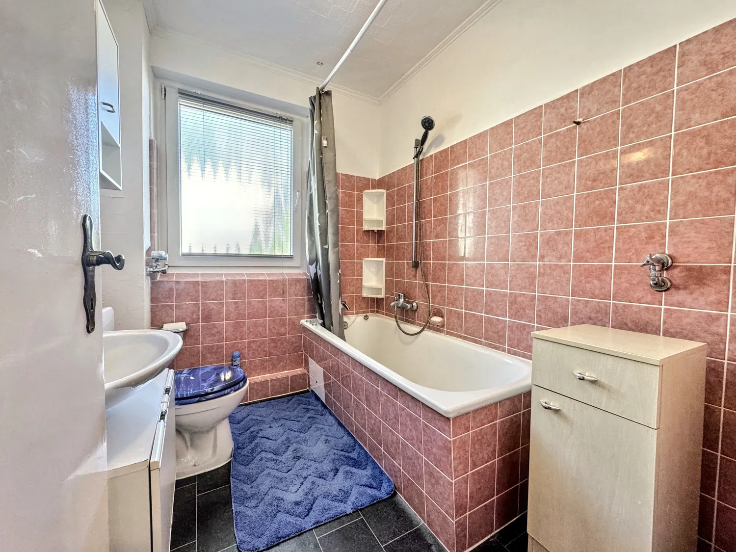 Badezimmer Ansicht 1