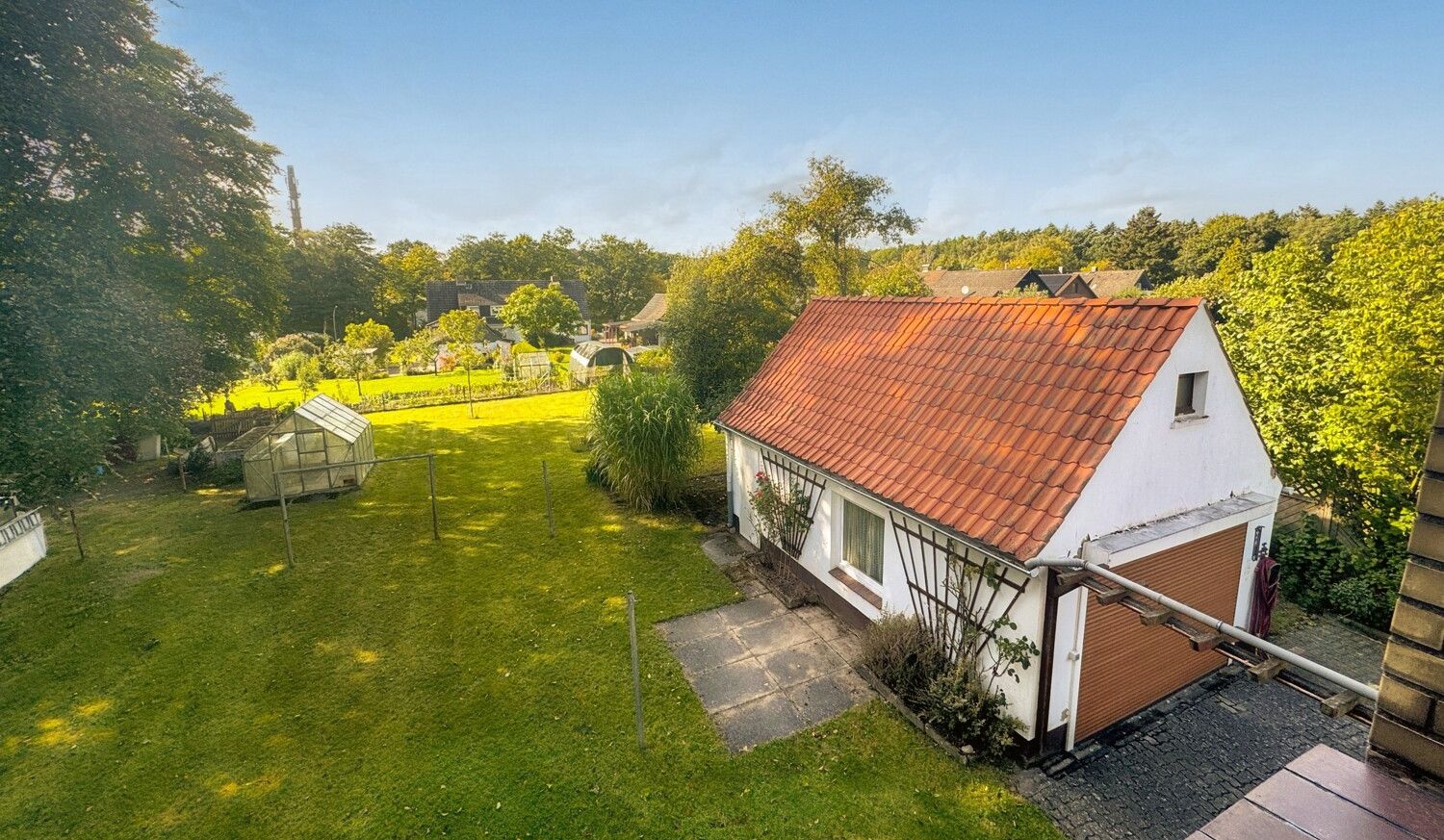 Garage und Gartenbereich