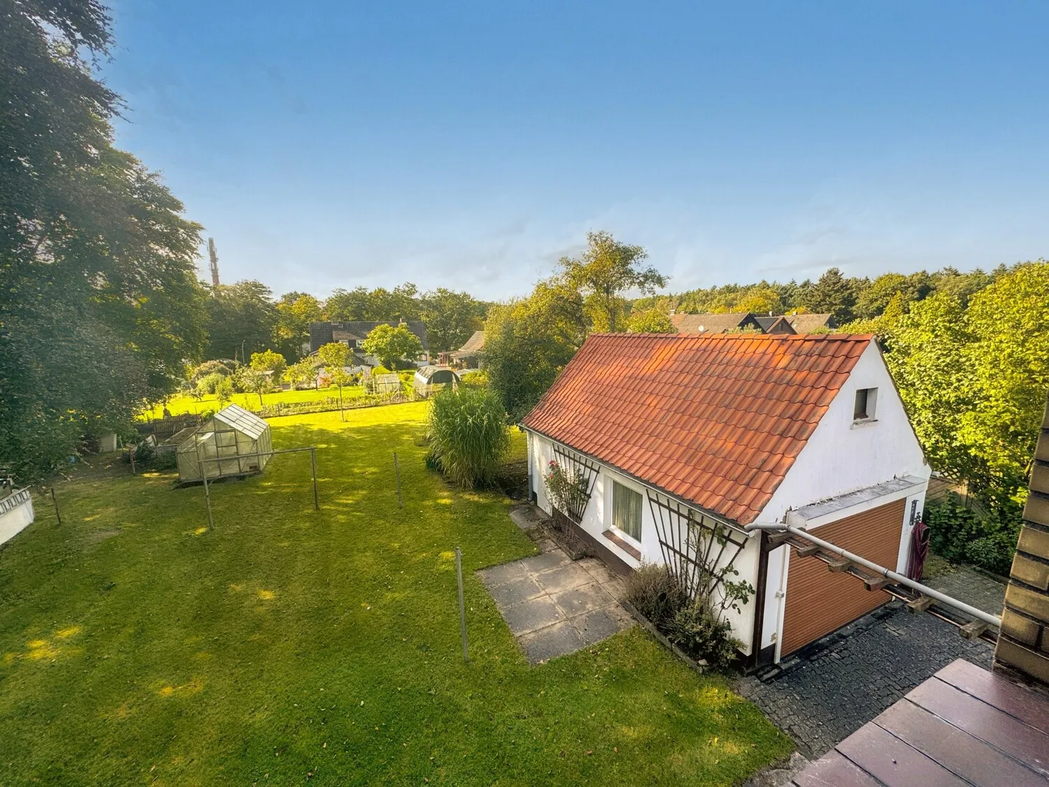 Garage und Gartenbereich