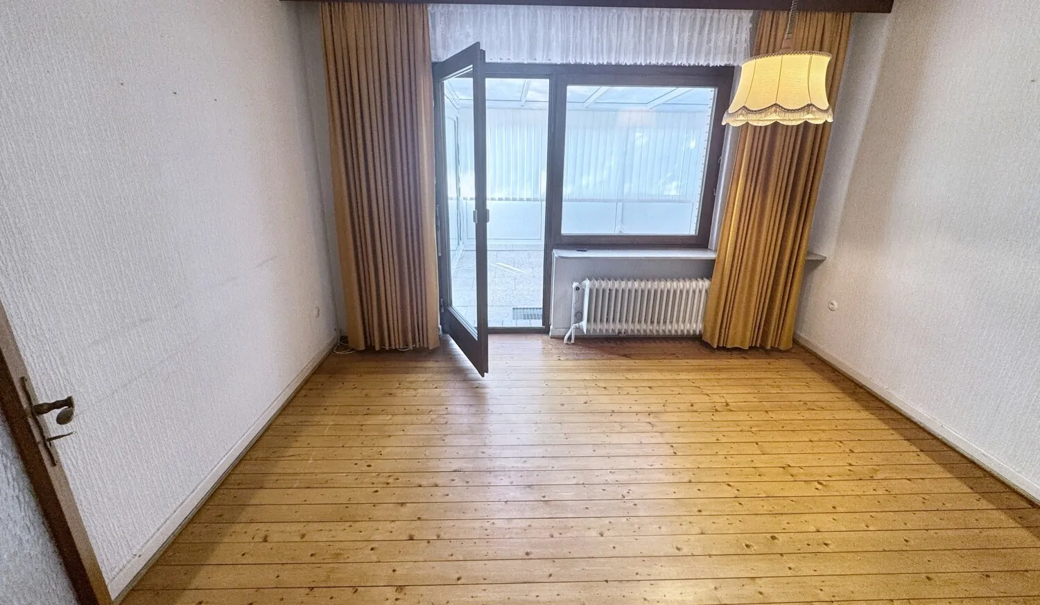 EG Büro und Durchgang zum Wintergarten