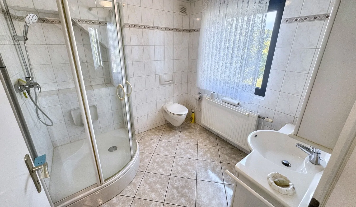 OG Badezimmer mit Dusche