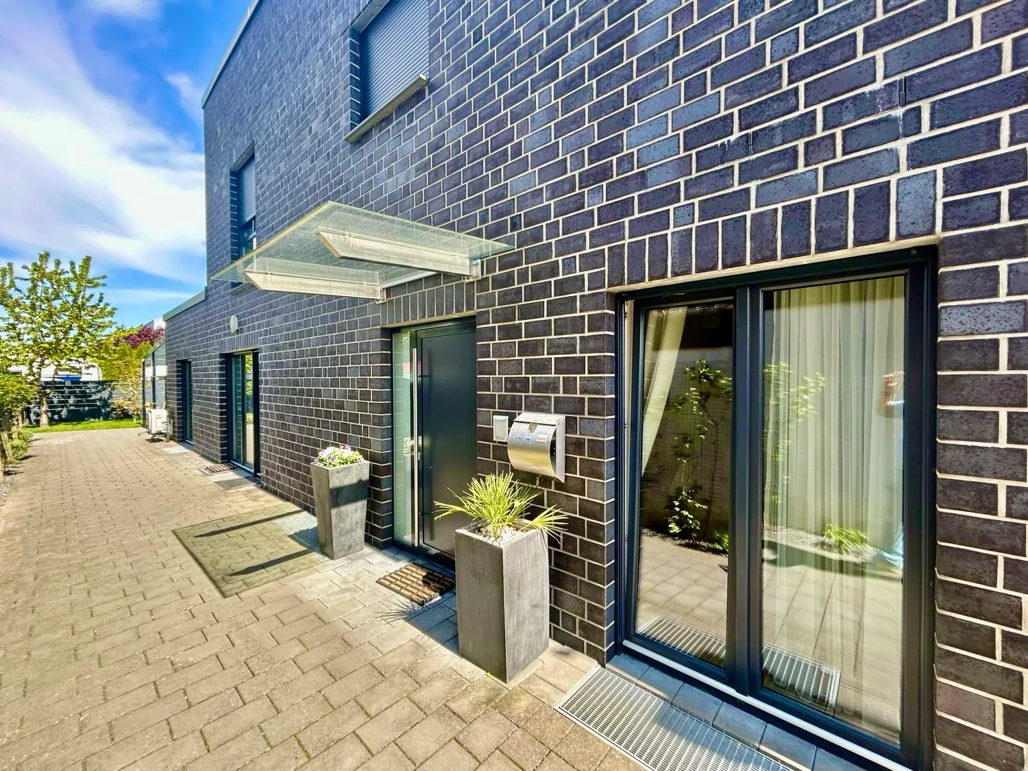 Luxurious ground floor apartment with fireplace for comfortable living!