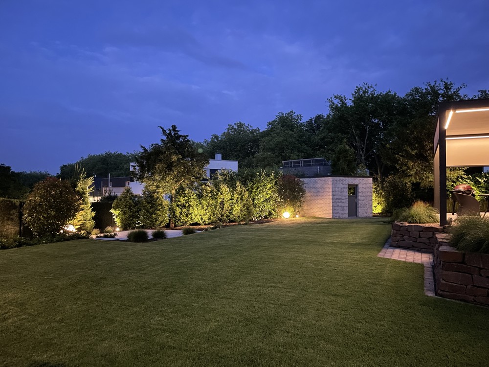 Blick in den abendlichen Garten