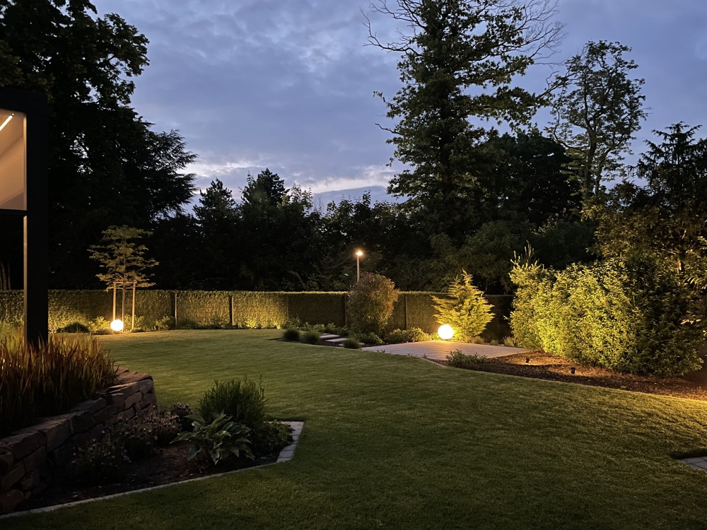 Blick in den abendlichen Garten
