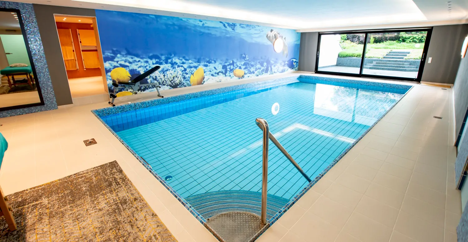 Schwimmbad (Blick zur Sauna)