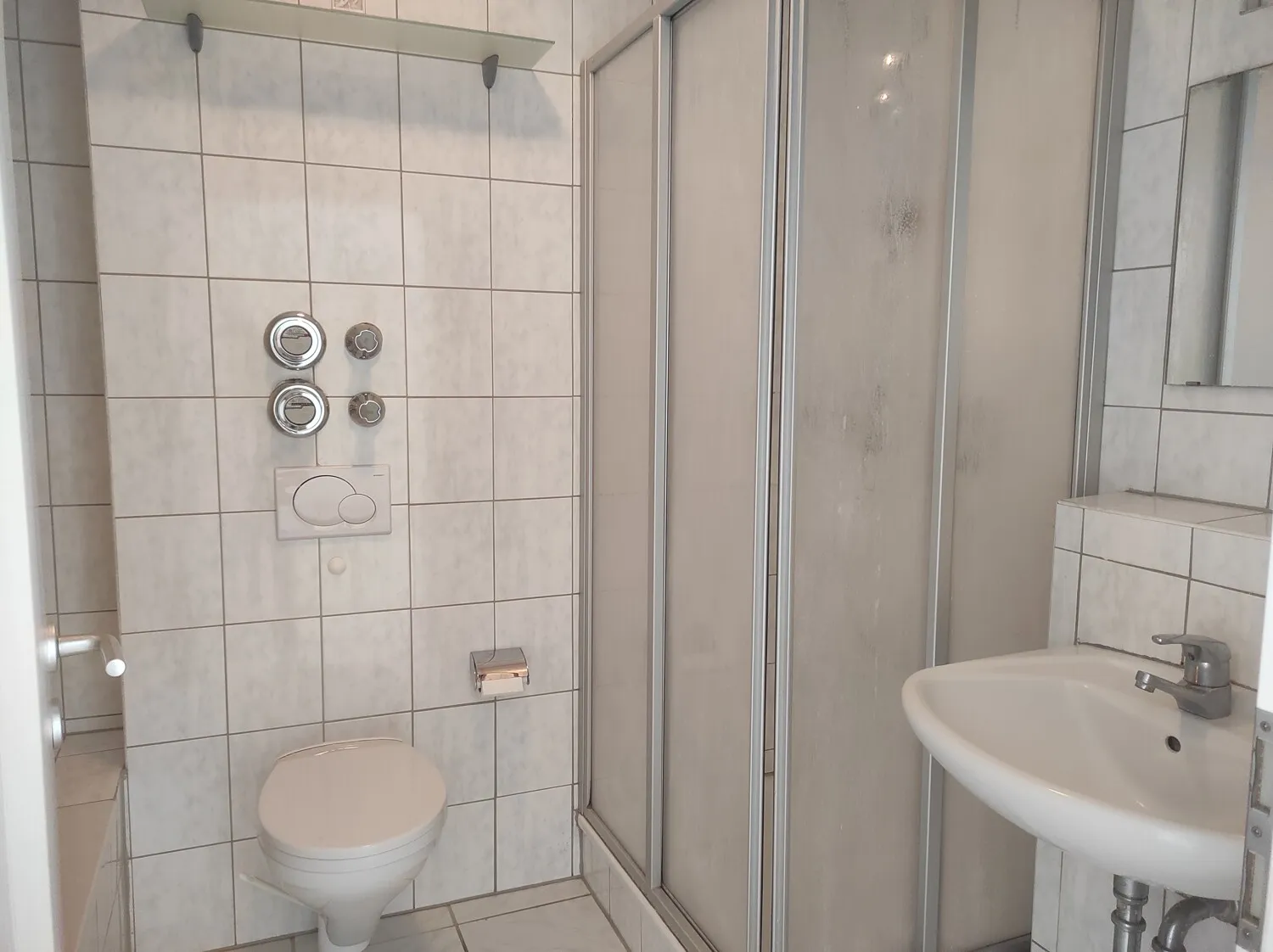 Bad mit Dusche & Wanne