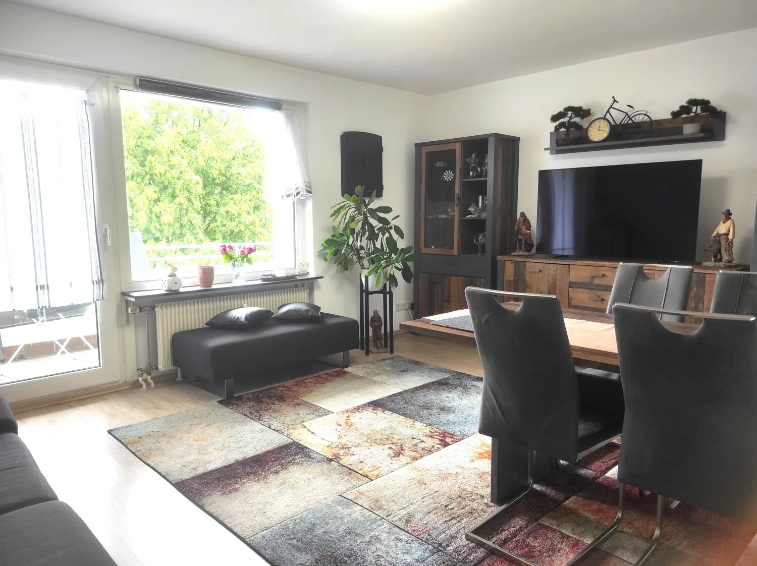 Wohnzimmer mit Esstisch