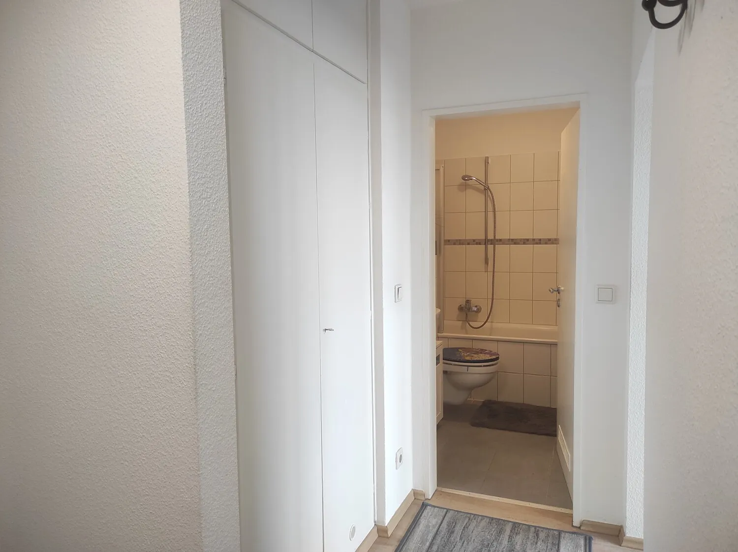 Wandschrank im Flur