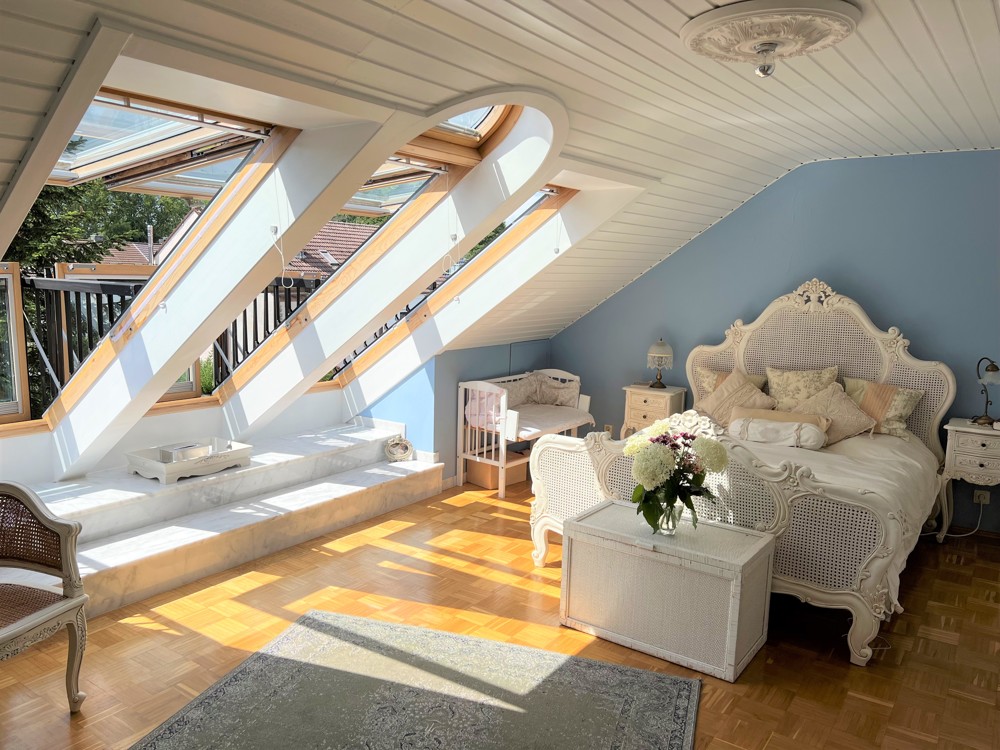 Zimmer mit Dachbalkon