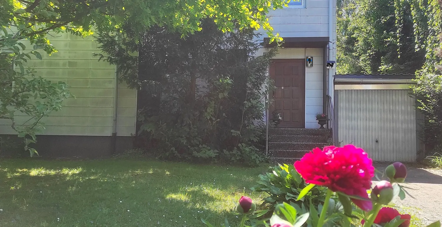 großzügiger Vorgarten