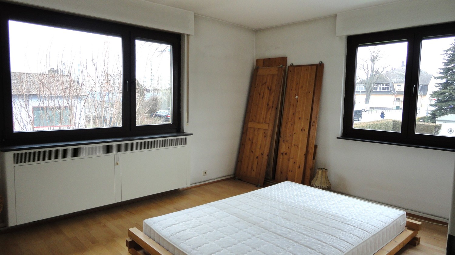 Schlafzimmer mit 2 Fenster