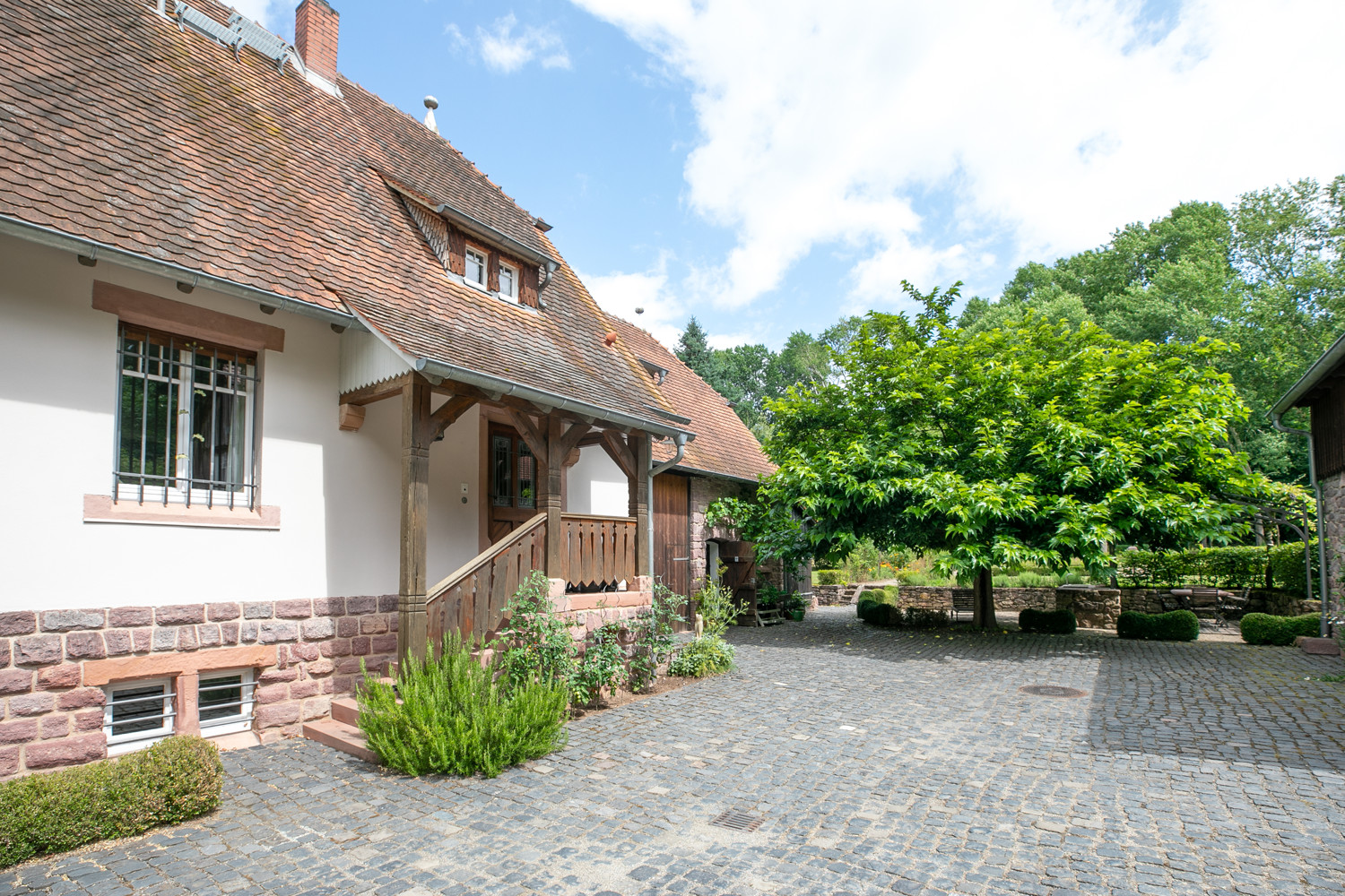 Auffahrt u. Sommerküche