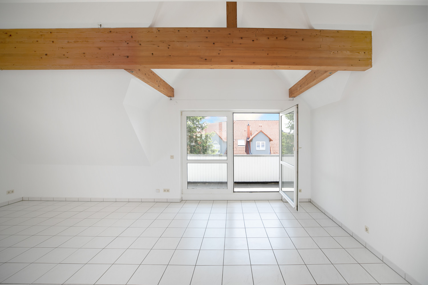 Wohnzimmer mit Balkon